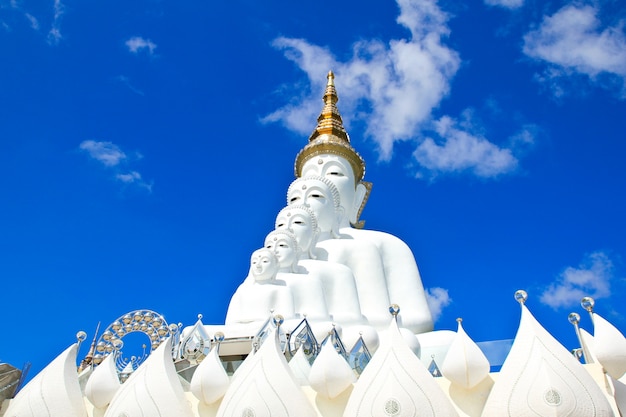 Estatua blanca de Buda en el templo de Phasornkaew, Khao Kho Phetchabun, Tailandia.