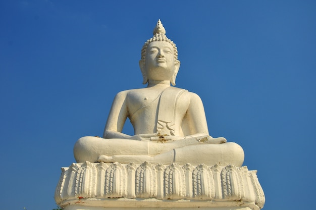 Estatua blanca de Buda