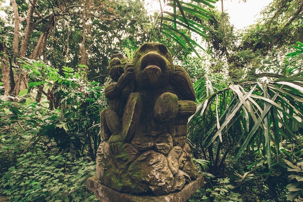 Foto estatua en el bosque sagrado de los monos, ubud, bali