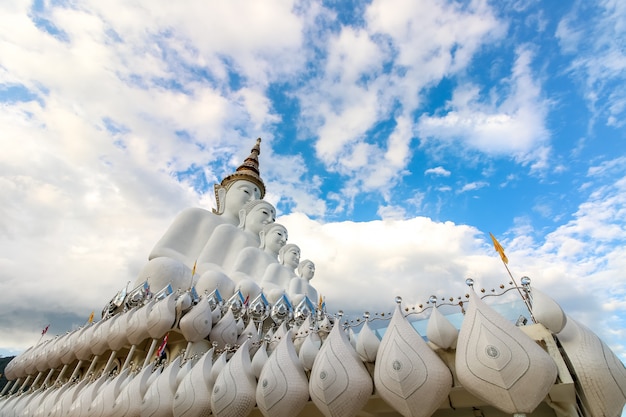 Estátua branca de Buda, Templo de Wat Phra That Pha Son Kaew em Khao Khor