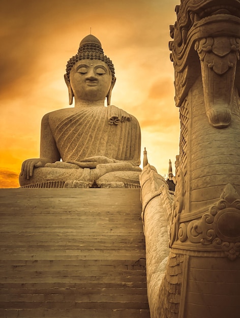 Estátua branca do Big Buddha na luz dourada Tailândia