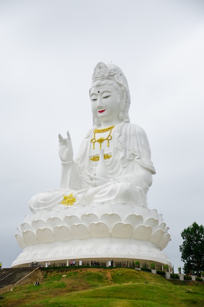 Foto estátua branca quan yin