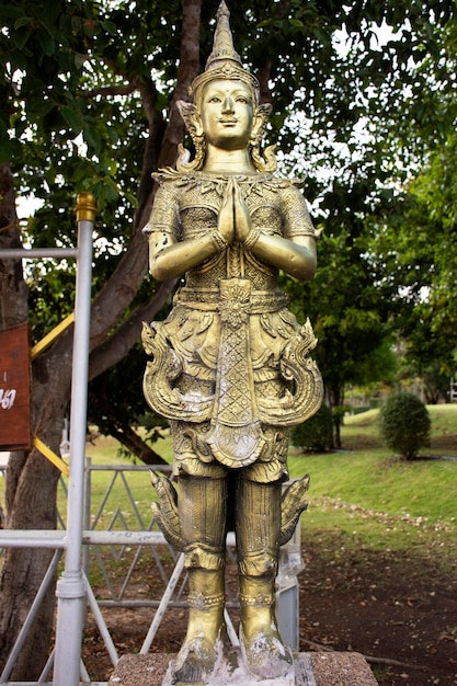 Estatua de bronce de ángel en el jardín de Phra That Nadoon Chedi o Na Dun Pagoda para que los tailandeses viajen visitados y respeten la oración en la ciudad de Mahasarakham el 11 de enero de 2019 en Maha Sarakham Tailandia