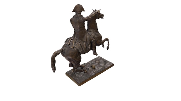 Una estatua de bronce de un hombre a caballo