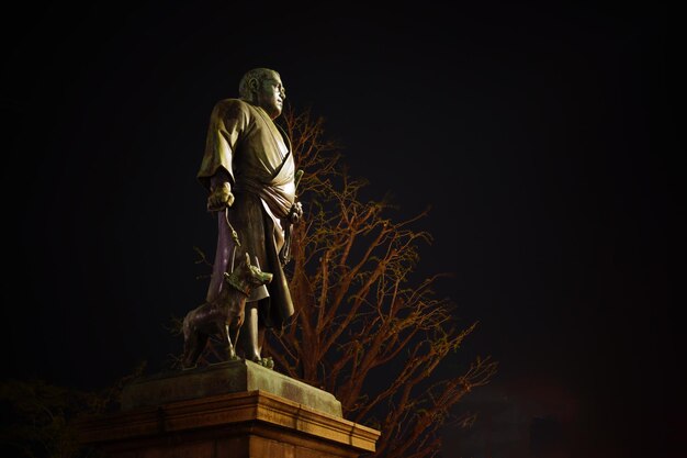 Foto estatua de bronce de saigo takamori