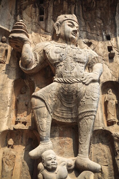Estatua de Buda closeuplos reyes celestiales son solemnes y poderosos en grutas de longmenluoyangChina