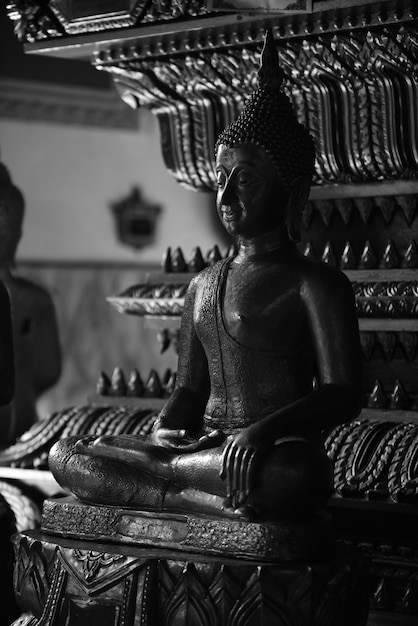 Foto estatua de buda contra el edificio