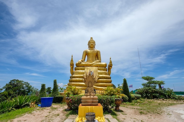 Estátua buda dourado local de culto