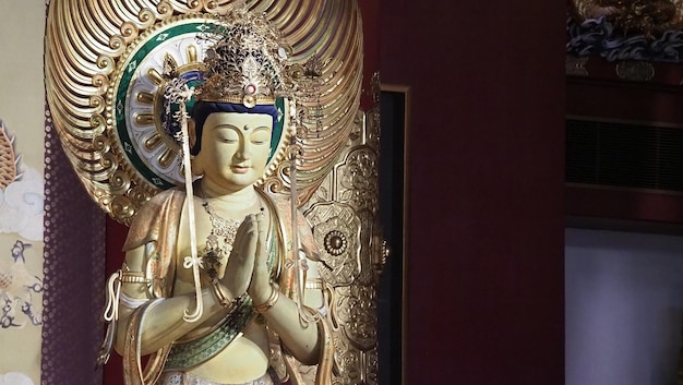 Estatua de Buda. Escultura budista. imágenes de Buda chino en el templo de Singapur. Templo de la reliquia del diente de Buda, pueblo de China que tiene una estatua de Cintamanicakra Acala Manjushri Maitreya y Samantabhadra.