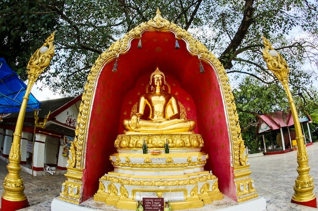 Estatua de Buda en estilo tailandés