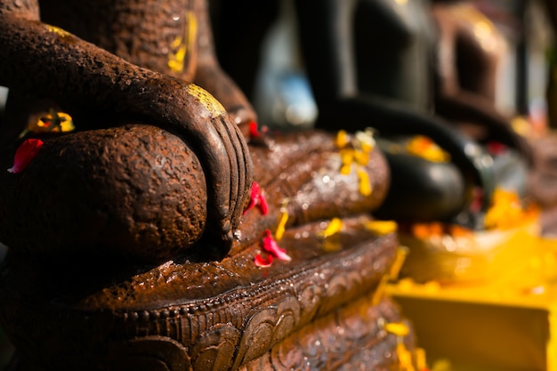 Estatua de Buda con flores y hojas en la ceremonia del agua del festival de Songkran