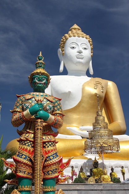 Estatua de Buda y gigante guardián