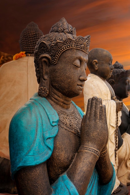 Estatua de Buda de hierro en Indonesia