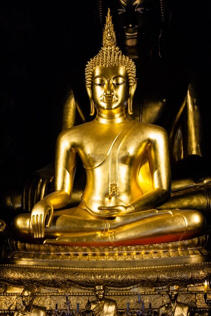 Estatua de Buda de oro en la iglesia, Tailandia