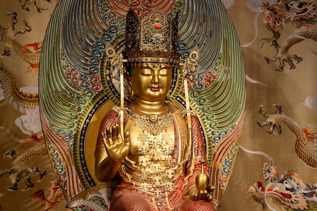 Estatua de Buda de oro en el interior del templo de la reliquia del diente de Buda en el distrito de Chinatown Singapur