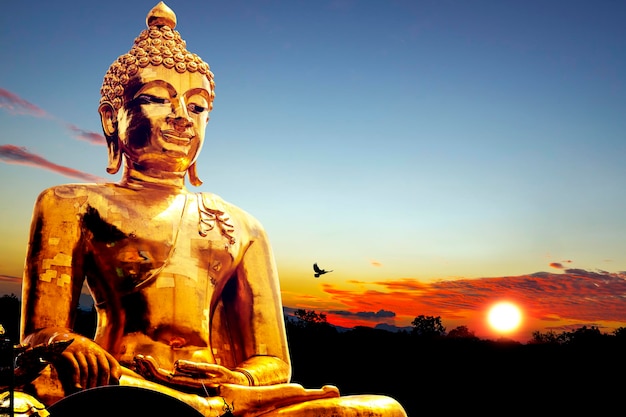 Estatua de Buda de oro de primer plano en el templo de lanna tailandés