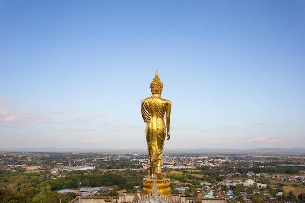 Estatua de Buda de oro en el templo Phra That Khao Noi Nan en Tailandia