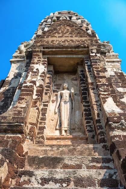 Estatua de Buda de piedra con gesto de bendición en las ruinas del antiguo templo Wat Ratchaburana Arquitectura del parque histórico de Ayutthaya Tailandia