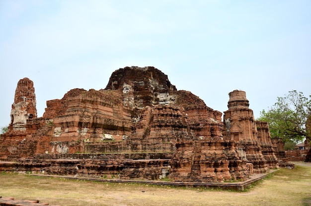 Estatua de Buda rota y edificio antiguo en Wat Mahathat en Ayutthaya Tailandia