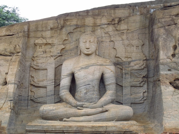 La estatua de Buda en ruinas, Polonnaruwa de Sri Lanka