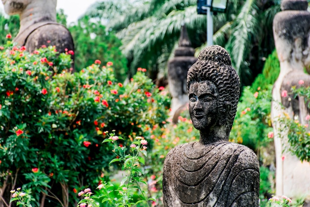 Estatua de Buda según las creencias budistas e hindúes. Ubicado en el Jardín del Buda, Vientiane, Laos.