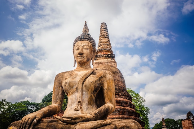 Estatua de Buda sentado en el Parque Histórico de Sukhotai, Tailandia