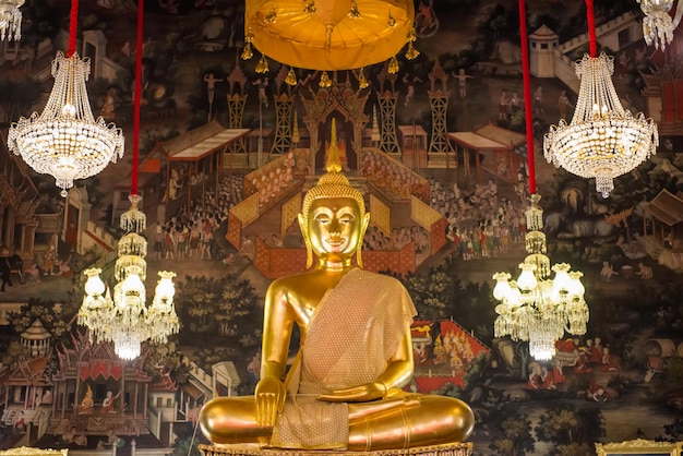 Estatua de Buda sentado en un templo adornado