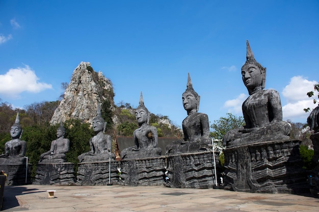 La estatua de Buda para los tailandeses y los viajeros extranjeros visitan y respetan la bendición de la oración con el santo en el monasterio de Wat Tham Krabok o el templo de Thamkrabok en la ciudad de Phra Phutthabat en Saraburi Tailandia