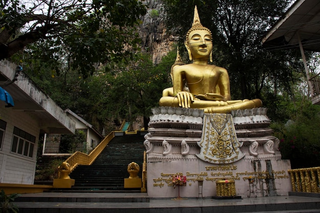 La estatua de Buda para los tailandeses y los viajes de los viajeros extranjeros visitan el respeto de la bendición de la oración con santo en el templo Wat Tham Krabok o Thamkrabok en Phra Phutthabat el 16 de febrero de 2022 en Saraburi Tailandia