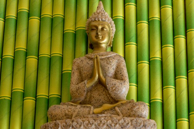 Foto estatua de buda en el templo fuera del edificio