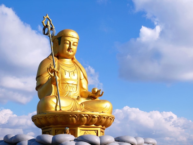 Estatua de Buda en el templo de Haedong Yonggungsa en Busan