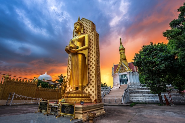 Estatua de Buda en el templo (idioma tailandés: Wat Chan West) es un templo budista Phitsanulok,