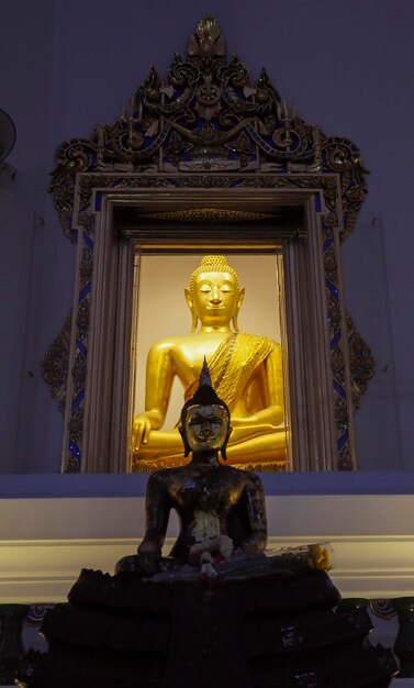 Estatua de Buda en el templo de Tailandia. Tranquilidad. Resumen de idea de concepto de paz interior