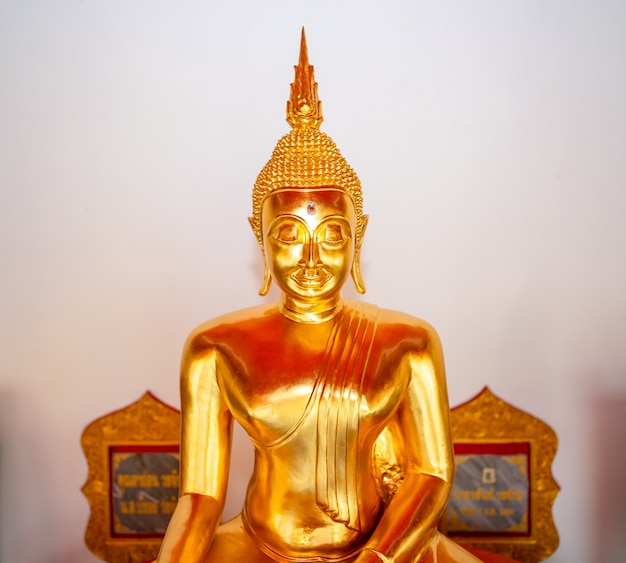 Estatua de Buda en el templo en Tailandia