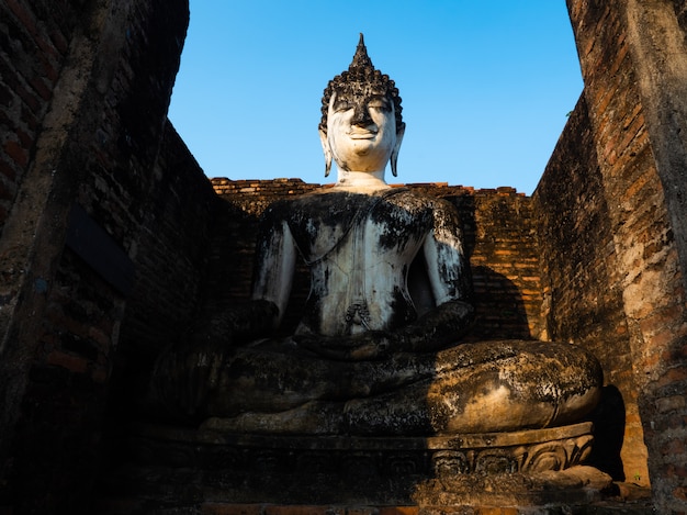 Estatua de Buda en el templo de Tailandia