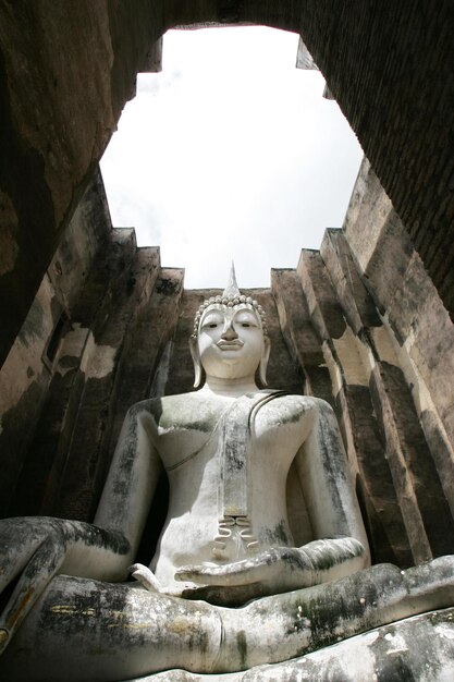 Estatua de buda en el templo de wat phra que se encuentra en tailandia.