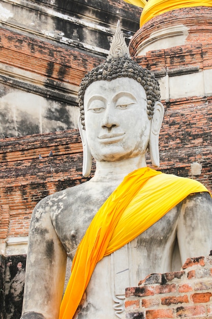 Estatua de Buda en el templo de Wat Yai Chaimongkol, Ayutthaya, Tailandia.