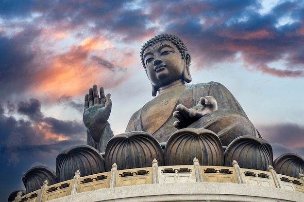 La estatua de Buda Tian Tan es la gran estatua de bronce de Buda. También llamada Gran Buda, ubicada en la isla de Ngong Ping Lantau en Hong Kong.