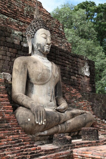 Foto estatua de buda en el wat mahathat en sukhothai