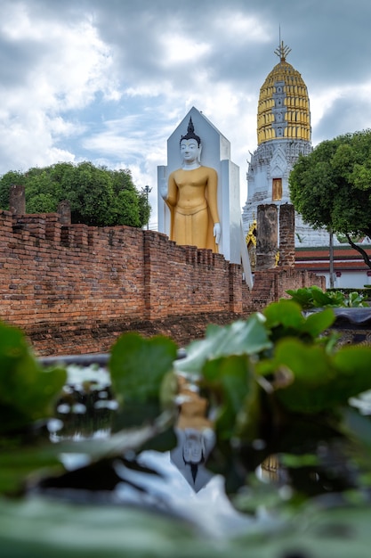 La estatua de Buda en Wat Phra Si Rattana Mahathat es un templo budista en Phitsanulok, Tailandia