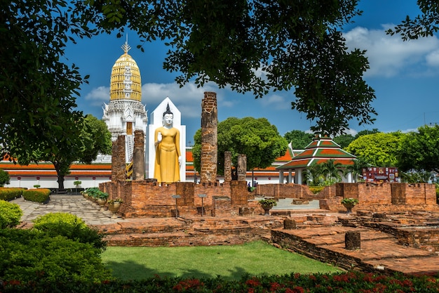 Foto estatua de buda en wat phra si rattana mahathat en phitsanulok tailandia.