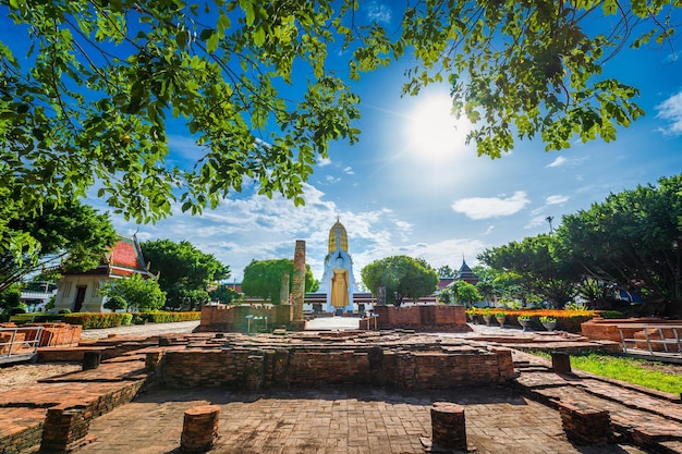 La estatua de Buda en Wat Phra Si Rattana Mahathat, también conocida coloquialmente como Wat Yai, es un templo budista wat. Es un gran turista es la atracción de lugares públicos PhitsanulokThailand