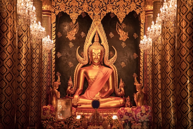 Estatua de Buda en Wat Phra Sri Rattana Mahathat Temple Amphoe Mueang Phitsanulok Tailandia