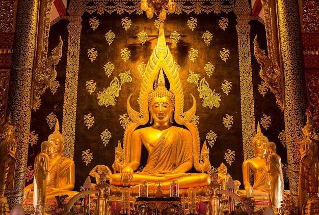 Estatua de Buda en wat phra that suthon mongkol khiri Temple en Phrae en Tailandia.
