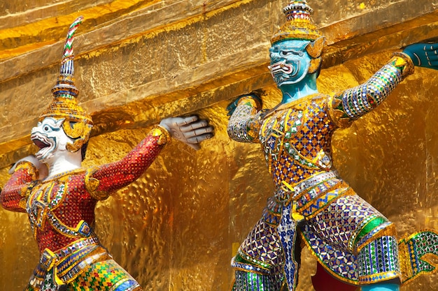 Estátua budista dourada em Bangkok, Tailândia