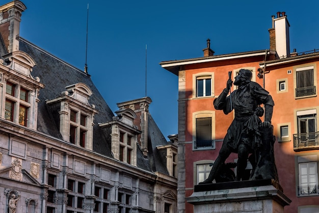 Estatua del Caballero Bayard en la Plaza de San Andrés