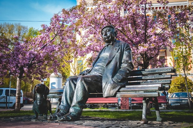 Una estatua de un caballero sentado con el perro en la primavera.