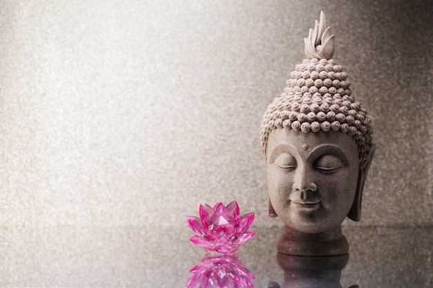 Estatua de cabeza de Buda y decoración de flores de orquídeas y espacio para copiar texto