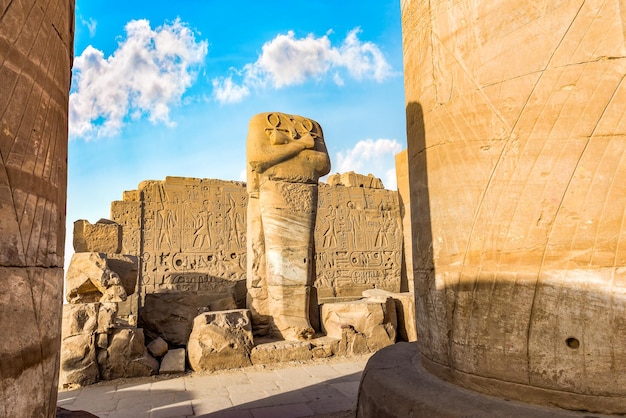 Estatua sin cabeza entre las ruinas del templo de Karnak, Luxor