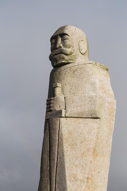 Foto estatua de cado en el valle de los santos de bretaña